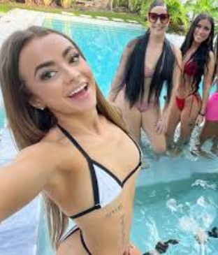 Nikki Nicole – Mofos แอบเสียวกับช่างไฟ
